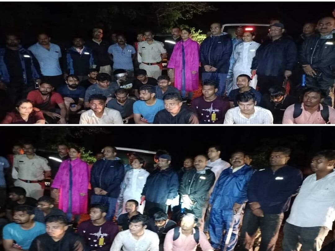 नाशकात मुसळधार, दुगारवाडी धबधबावर अडकलेल्या 17 पर्यटकांची सुटका, एक जण अद्याप बेपत्ता Nashik Rain Update Heavy monsoon in Nashik leads to flood 17 tourists stuck at Dugarwadi Waterfall rescued safely नाशकात मुसळधार, दुगारवाडी धबधबावर अडकलेल्या 17 पर्यटकांची सुटका, एक जण अद्याप बेपत्ता