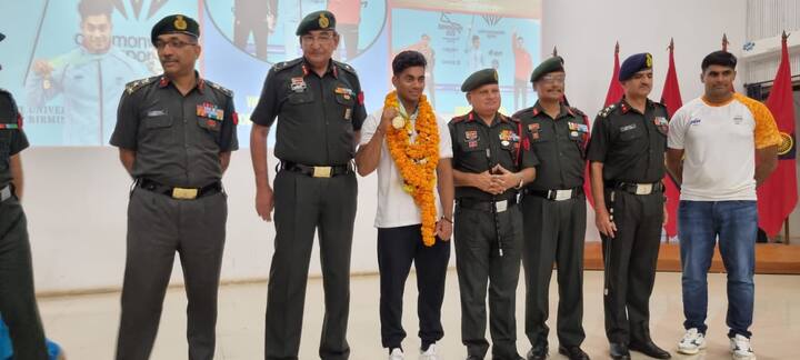 कॉमनवेल्थ गेम्स-2022 में 73 किलोग्राम वजन कैटेगरी में वेटलिफ्टिंग में 313 किलोग्राम वजन उठाकर स्वर्ण पदक जीतने वाले अचिंता शेउली जबलपुर पहुंचे तो सेना ने उनका भव्य स्वागत किया. सेना के जवानों ने एयरपोर्ट से स्वागत रैली निकालते हुए स्वर्ण वीर पर जगह-जगह फूलों की वर्षा की गई.