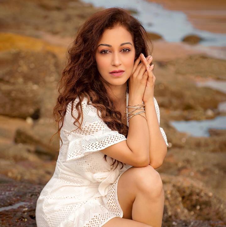 सुनयना सोशल मीडिया पर काफी एक्टिव रहती हैं और आए दिन अपनी नई-नई फोटो और वीडियो शेयर करती रहती हैं.