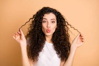 Curly Hair Mask : कुरळ्या केसांना मुलायम बनवा, 'हे' हेअर मास्क वापरून पाहा