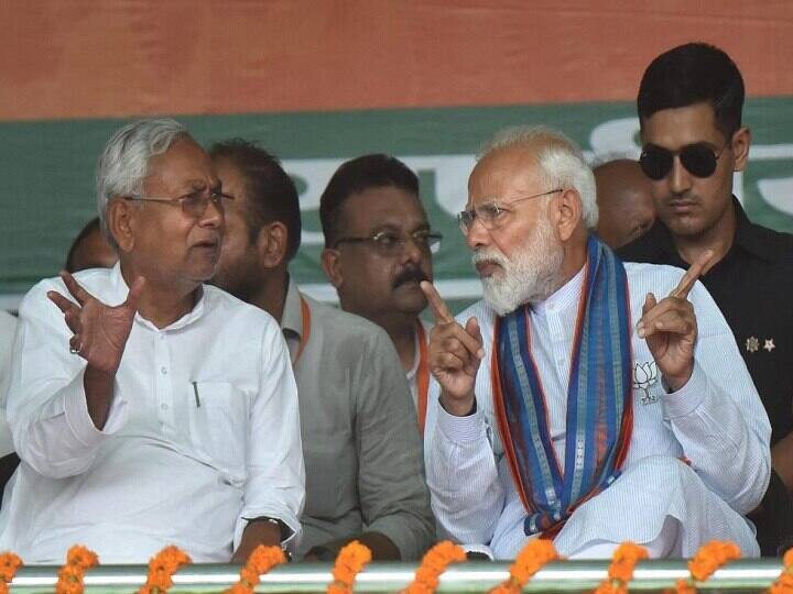 JDU-BJP tussle Bihar Politics Important meeting at Nitish Kumar residence Bihar Politics: जेडीयू-बीजेपी खींचतान का आखिरी पड़ाव! नीतीश कुमार के घर पर अहम बैठक आज, गठबंधन के भविष्य पर फैसला संभव