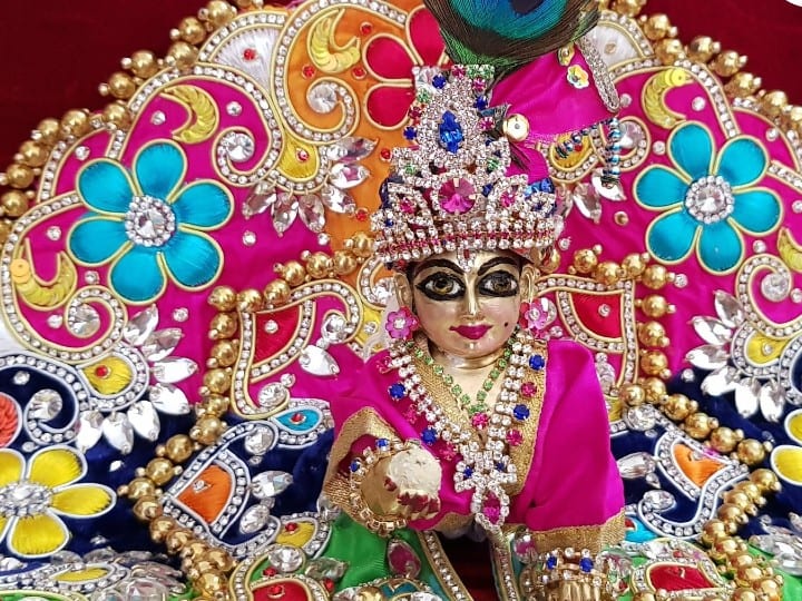 अकेला न छोड़ें - एक बार घर में कान्हा को स्थिपित करने के बाद उन्हें कभी अकेला न छोड़े. लंबे समय के लिए कहीं बाहर जा रहे हों तो श्रीकृष्ण को भी साथ ले जाएं. प्राण प्रतिष्ठा के बाद कान्हा की रोजाना पूजा करना बहुत जरूरी है.