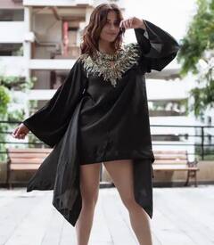 ਥਾਈ ਹਾਈ ਸਲਿਟ ਡਰੈੱਸ 'ਚ Arti Singh ਲੱਗੀ ਬੇਹੱਦ ਗਲੈਮਰਸ, ਕਿਲਰ ਸਮਾਈਲ ਦਿਖਾ ਲੁੱਟ ਲਈ ਮਹਿਫਲ਼