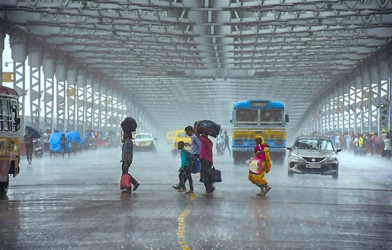 Weather: গভীর নিম্নচাপের চোখ রাঙানি রাজ্যে! ভারী থেকে অতিভারী বৃষ্টির পূর্বাভাস জেলায় জেলায় Weather: গভীর নিম্নচাপের চোখ রাঙানি রাজ্যে! ভারী থেকে অতিভারী বৃষ্টির পূর্বাভাস জেলায় জেলায়