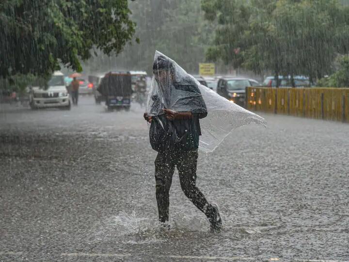 Mumbai Rain Update: Heavy rain likely in Mumbai today, IMD has issued a yellow alert Mumbai Rain Update: मुंबई में मंगलवार को हुई अगस्त महीने की पहली भारी बारिश, IMD ने जारी किया 'येलो अलर्ट'