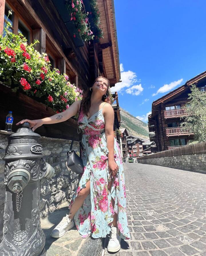 हाल ही में आरती सिंह ने अपनी कुछ तस्वीरें इंस्टाग्राम पर शेयर की है. तस्वीरों में वो प्रिंटेड थाई हाई स्लिट ड्रेस पहने दिखाई दे रही हैं.