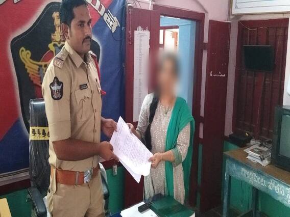 ఎంపీ గోరంట్ల ఇష్యూలో ట్విస్ట్- టీడీపీపై ఓ మహిళ ఫిర్యాదు ఎంపీ గోరంట్ల ఇష్యూలో ట్విస్ట్- టీడీపీపై ఓ మహిళ ఫిర్యాదు