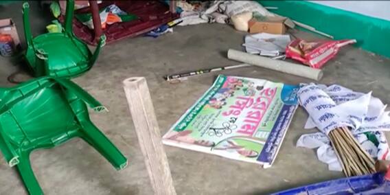 West Burdwan News: বন্ধ স্বাস্থ্য কেন্দ্রে তৃণমূল ছাত্র পরিষদের পার্টি অফিস! ঘটনাকে কেন্দ্র করে সংঘর্ষ, বোমাবাজির অভিযোগ West Burdwan News: বন্ধ স্বাস্থ্য কেন্দ্রে তৃণমূল ছাত্র পরিষদের পার্টি অফিস! ঘটনাকে কেন্দ্র করে সংঘর্ষ, বোমাবাজির অভিযোগ