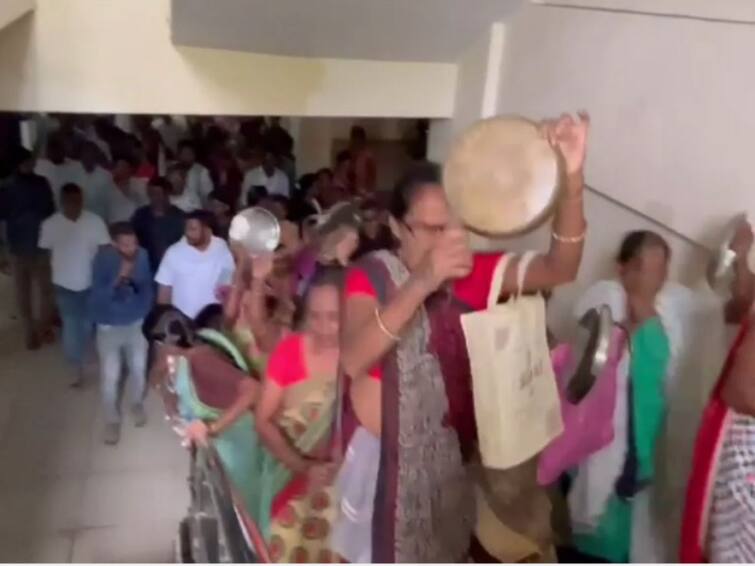 Navsari News Protests against Bharatmala project passing through 27 villages in Navsari NAVSARI :  નવસારીમાં 27 ગામોમાંથી પસાર થતા ભારતમાલા પ્રોજેક્ટનો થાળી-વેલણ વગાડી વિરોધ, જાણો શું છે મામલો