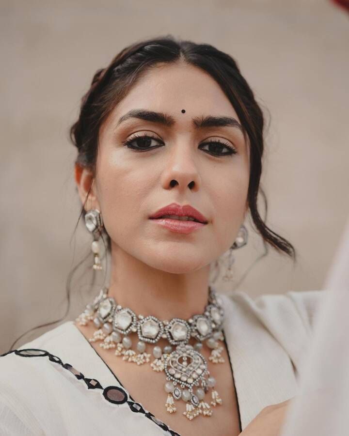 मृणालच्या आगमी चित्रपटांची प्रेक्षक उत्सुकतेने वाट बघत आहेत. (Mrunal Thakur/instagram)
