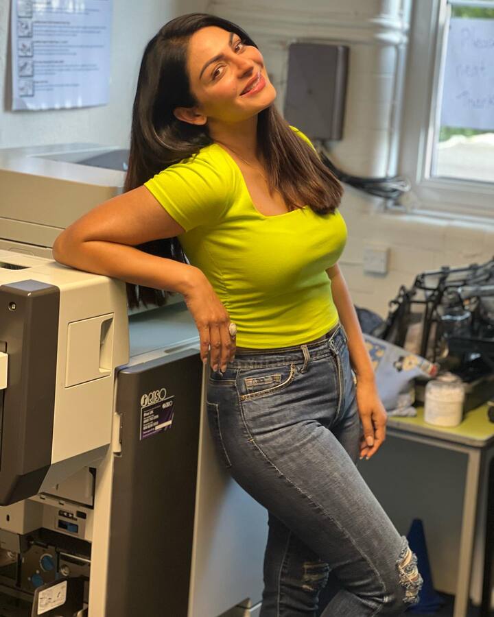 Neeru Bajwa: पंजाब की सुपरस्टार नीरू बाजवा (Neeru Bajwa) इन दिनों अपनी अपकमिंग फिल्म ‘ब्यूटीफुल बिल्लो’ के प्रमोशन मं बिजी चल रही हैं. लेकिन इसी बीच उनका बहुत ही हॉट अवतार सामने आया है. दरअसल नीरू ने अपने लेटेस्ट फोटोशूट की कुछ तस्वीरें सोशल मीडिया पर भी शेयर की हैं.