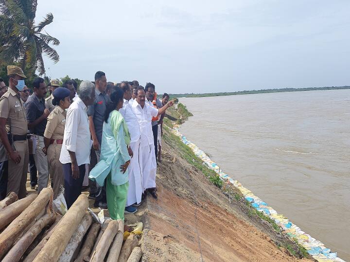 மயிலாடுதுறை: கொள்ளிடத்தில் வெள்ளம் பாதித்த கிராமங்களை பார்வையிட்ட அமைச்சர்கள்