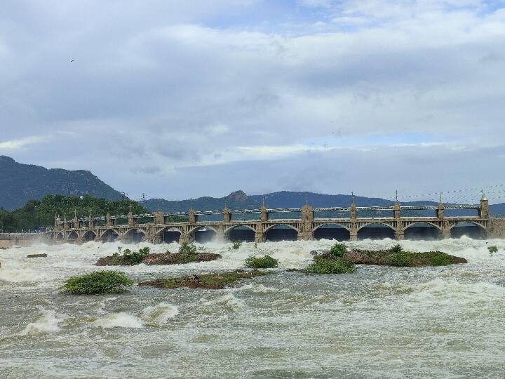 மேட்டூர் அணையில் இருந்து வினாடிக்கு 1.60 லட்சம் கனஅடி நீர் திறப்பு - மக்களுக்கு மாவட்ட நிர்வாகம் விடுத்த எச்சரிக்கை