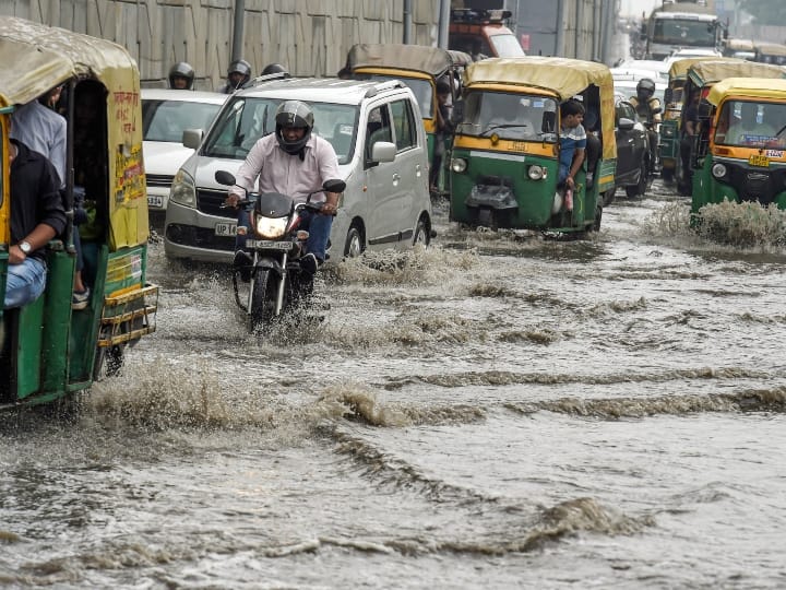 Uttar Pradesh Weather Update Today News 8 August 2022 Lucknow Varanasi Mathura Agra Firozabad Jhansi Kasganj Yellow Alert UP Weather Update: यूपी के इन 14 जिलों में भारी बारिश और वज्रपात की चेतावनी, जानें- आपके जिले में कैसा रहेगा मौसम