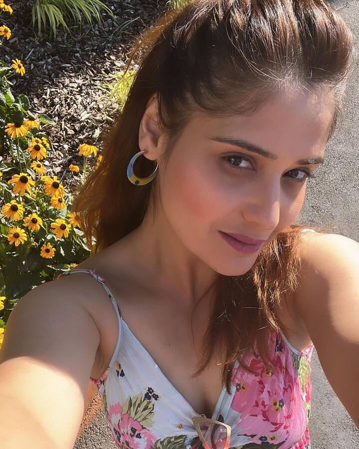 आरती ने अपने लुक को हेयर ओपन रख और फ्रंट से पफ बनाकर पूरा किया है. साथ ही एक्ट्रेस ने स्नीकर कैरी किया है.