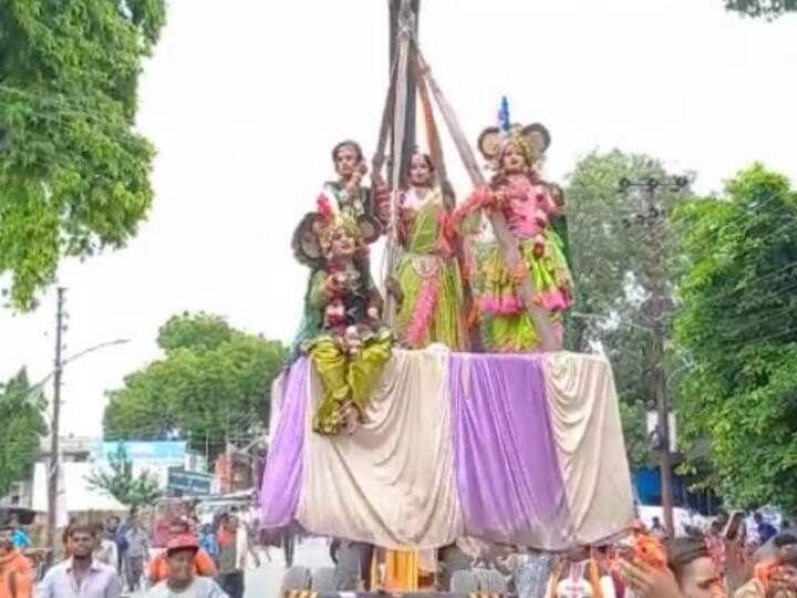 Hardoi News: कड़ी सुरक्षा के बीच शहर में निकली कांवड़ शोभायात्रा, चारों तरफ पुलिस की मौजूदगी में ड्रोन से होती रही निगरानी Hardoi Uttar Pradesh Kavad Yatra on last Monday Sawan 4 thousand people gathered heavy security ANN Hardoi News: कड़ी सुरक्षा के बीच शहर में निकली कांवड़ शोभायात्रा, चारों तरफ पुलिस की मौजूदगी में ड्रोन से होती रही निगरानी