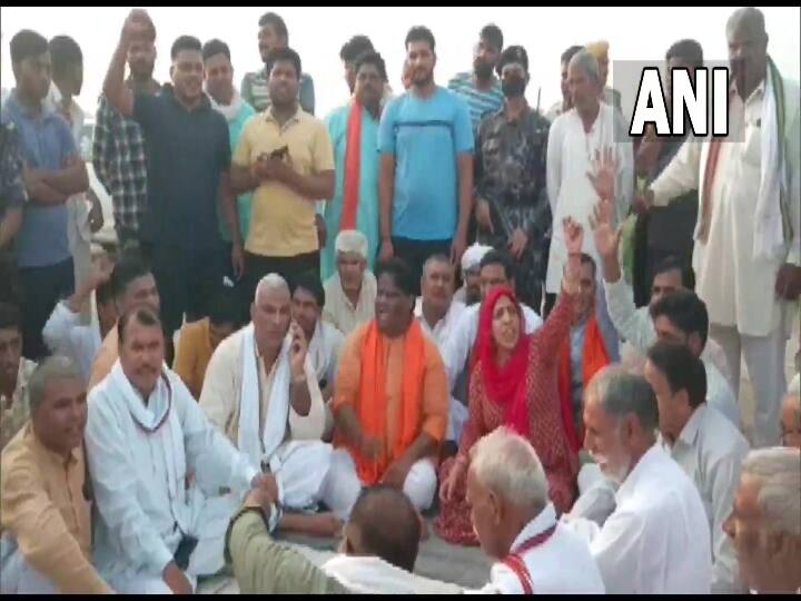 Rajasthan BJP MP stages sit-in protest after her car attacked by mining mafia BJP MP Attack : லாரிகளை மடக்கிப் பிடித்த பா.ஜ.க. பெண் எம்.பி.. கொலை முயற்சி நடத்திய மாஃபியா கும்பல்..!
