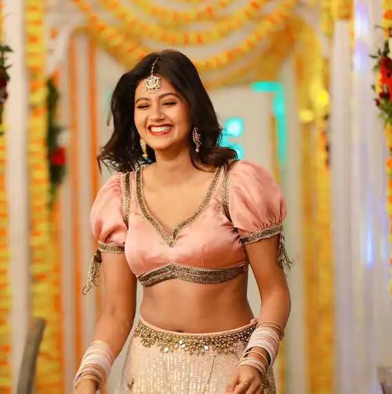 અંજલિએ થોડા સમય પહેલા લહેંગા ચોલીમાં તેની સુંદર તસવીરો શેર કરી હતી. આ ફોટોમાં અંજલિના ચહેરાની ચમક અને સુંદરતા જોવા મળી રહી છે.