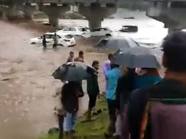 The water level of Khargone river of Madhya Pradesh increased, 14 cars were washed away in the water, people saved lives at the high place of the forest. Madhya Pradesh: उफान पर आई खरगोन में नदी, एसयूवी समेत 14 कारें पानी में बहीं