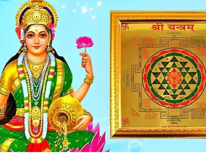 श्रीयंत्र- सावन पूर्णिमा के दिन एकाक्षी नारियल, व्यापार वृद्धि यंत्र, कुबेर यंत्र, घर के मंदिर में स्थिपित करने से मां लक्ष्मी मेहरबान होती हैं. धन के भंडार भरे रहते हैं.