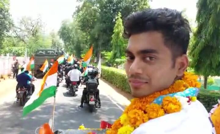 बर्मिंघम कॉमनवेल्थ गेम्स-2022 में वेटलिफ्टिंग में गोल्ड मेडल जीतने वाले अचिंता शेउली का जबलपुर में भव्य स्वागत हुआ. पूरी दुनिया में हिंदुस्तान का नाम रोशन कर देने वाले अचिंता शेउली का जबलपुर से गहरा नाता है. पश्चिम बंगाल के रहने वाले अचिंता सेना में हवलदार के पद पर जबलपुर के 1 सिंगल ट्रेनिंग सेंटर (1 STC) में पदस्थ है.