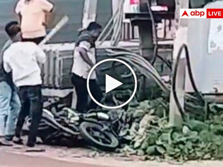 Bundi News: बूंदी में युवक पर लाठी-डंडों से हमले का वीडियो वायरल, नाबालिग सहित तीन पर मुकदमा दर्ज Bundi Video of attack on youth with sticks viral case filed against three including a minor ANN Bundi News: बूंदी में युवक पर लाठी-डंडों से हमले का वीडियो वायरल, नाबालिग सहित तीन पर मुकदमा दर्ज