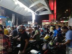 Bangladesh: तेल कीमतों में 52% बढ़ोतरी के खिलाफ सड़क पर उतरे लोग, पुलिस और प्रदर्शनकारियों के बीच हिंसक झड़प