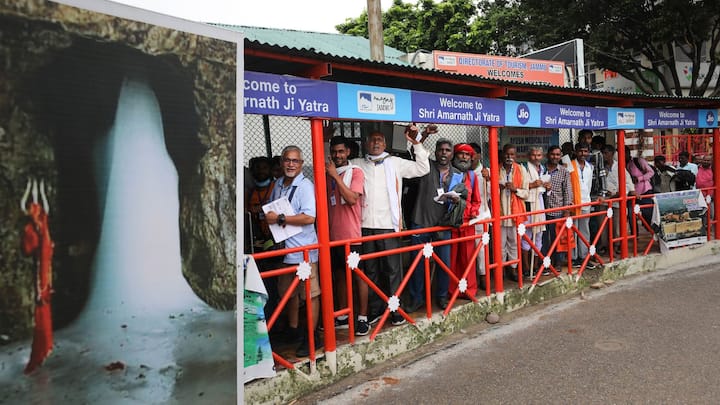 Where Is The Pilgrim: দু'বছর বন্ধ থাকার পর গত ৩০ জুন চালু হয়েছিল অমরনাথ-যাত্রা। চলার কথা আগামী ১১ আগস্ট পর্যন্ত। কিন্তু পুণ্যার্থীর সংখ্যা এতটাই কম যে গত দুদিন যাত্রা বন্ধ রাখতে হয়েছে।