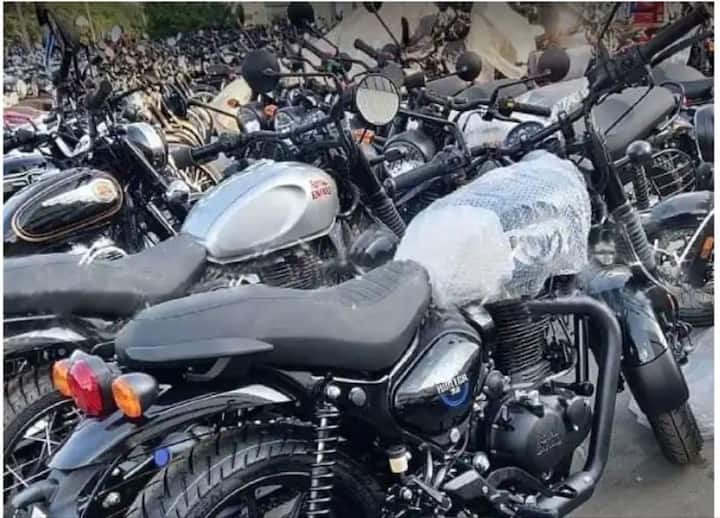 মেট্রো একটি ডুয়াল কালার লিভারি, কাস্ট অ্যালয় ও টিউবলেস টায়ার নিয়ে আসে। এতে ট্যাঙ্কে গ্রাফিক্স-সহ গোল পিছনের লাইট পাবেন।