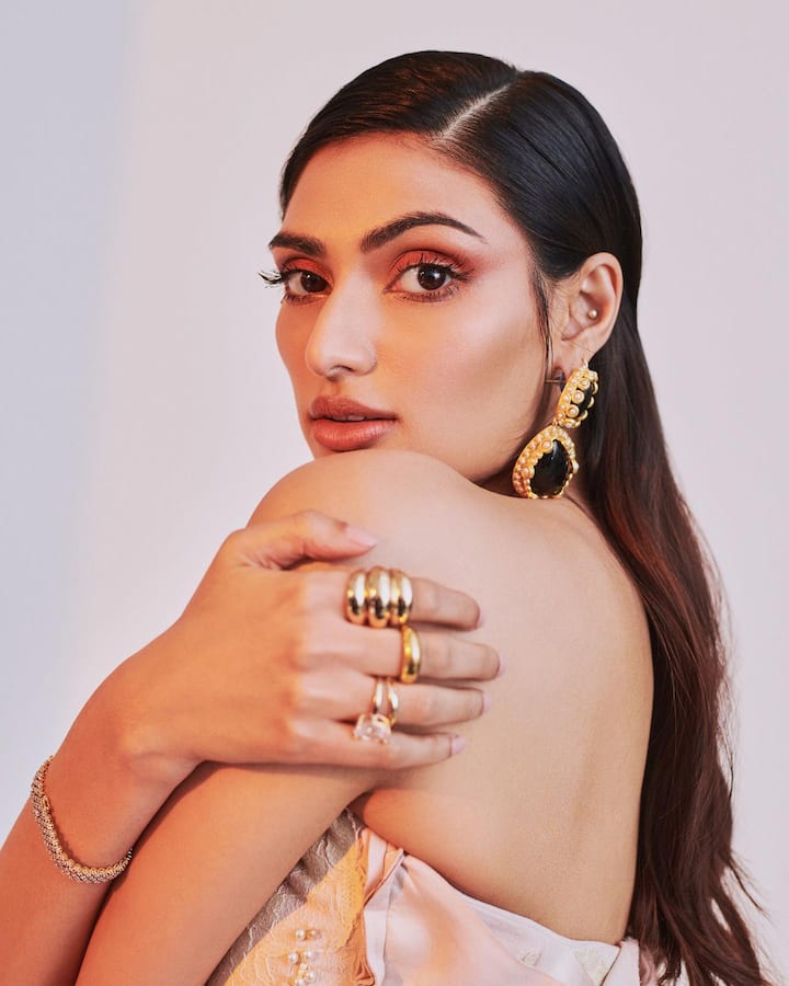 याआधीही अथिया शेट्टीने तिच्या बोल्ड स्टाईलने सोशल मीडियावर धुमाकूळ घातला आहे. अथिया अनेकदा तिचे बोल्ड आणि सिझलिंग फोटो इंस्टाग्रामवर तिच्या चाहत्यांसह शेअर करत असते.(फोटो सौजन्य : athiyashetty/इंस्टाग्राम)