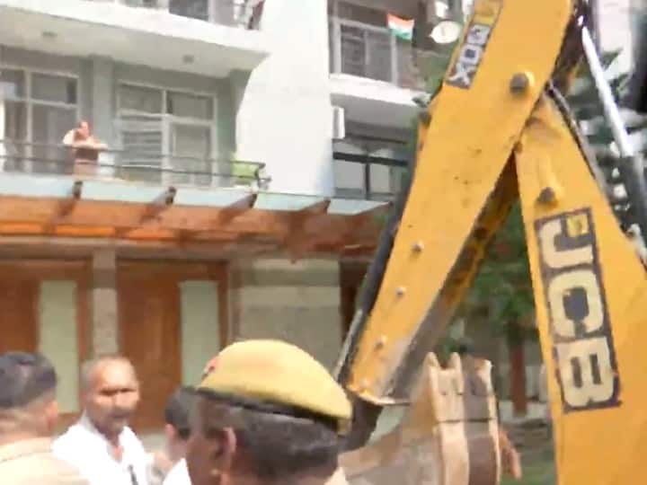 Noida Authority Bulldozes Shrikant Tyagi's Illegal Office At Grand Omaxe Noida Authority Bulldozes Shrikant Tyagi's Illegal Office At Grand Omaxe