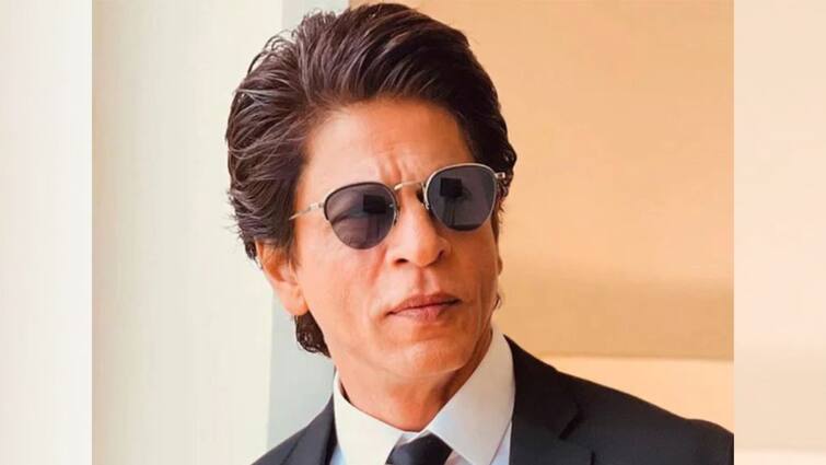 Shah Rukh Khan: অনুরাগীর উপর মারাত্মক রেগে গেলেন শাহরুখ খান, কী ঘটেছে জানেন? Shah Rukh Khan Gets Angry As Fan Grabs His Arm For A Selfie At Airport, Aryan Cools Him Down, know in details Shah Rukh Khan: অনুরাগীর উপর মারাত্মক রেগে গেলেন শাহরুখ খান, কী ঘটেছে জানেন?
