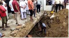 ਬੱਚੇ ਸਮੇਤ ਗੰਦੇ ਨਾਲੇ 'ਚ ਡਿੱਗੀ ਮਾਂ, ਮਾਂ ਨੂੰ ਸੁਰੱਖਿਅਤ ਬਚਾਇਆ, ਬੱਚਾ ਅਜੇ ਵੀ ਲਾਪਤਾ