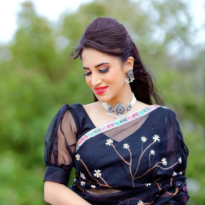 बोल्ड आणि बिनधास्त अभिनेत्रींमध्ये स्मिता गोंदकर हिचं नाव आवर्जून घेतले जाते.