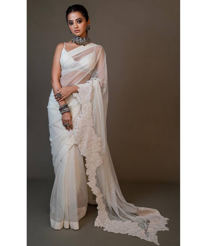 हेली शाह ने इंस्टाग्राम अकाउंट पर अपनी ग्लैमरस तस्वीरें शेयर की हैं, जिसमें वह कमाल की लग रही हैं. उनकी खूबसूरती देखते ही बन रही है. हेली शाह ने व्हाइट फ्लोरल बॉर्डर वाली नेट की साड़ी पहनी है, जिसे उन्हें ब्रालेट स्टाइल ब्लाउज के साथ पेयर किया है.
