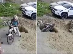 Viral Video: ਮੋਟਰਸਾਇਕਲ ਮੋੜਦੇ ਹੋਏ 'ਧਰਤੀ 'ਚ ਸਮਾ' ਗਿਆ ਵਿਅਕਤੀ, ਹੈਰਾਨ ਕਰਨ ਵਾਲੀ ਵੀਡੀਓ ਵਾਇਰਲ