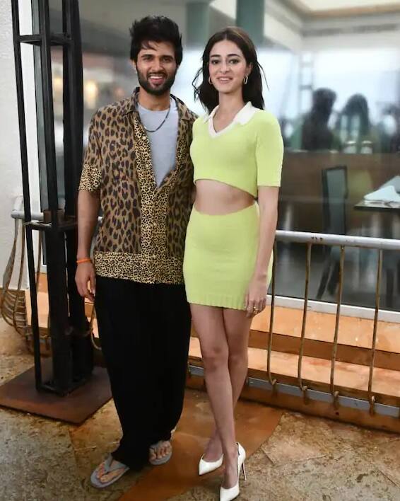 અનન્યા, વિજય અને રામ્યા સાથે ફિલ્મના પ્રમોશનમાં જોવા મળ્યા હતા. આ ત્રણેયના ફોટો હાલ સોશિયલ મીડિયા પર વાયરલ થઈ રહ્યા છે.