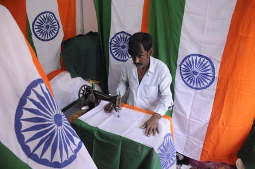 Har Ghar Tiranga campaign sees Indian Flag Demand increasing 50 percent all over country Har Ghar Tiranga: राष्ट्रीय ध्वज की बिक्री में 50 गुना उछाल, कारोबारियों के लिए मांग पूरी करना हुआ मुश्किल