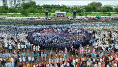 Photo: तब्बल 18 हजार विद्यार्थ्यांसह पालकांकडून सामूहिक राष्ट्रगीत गायनाचा कार्यक्रम