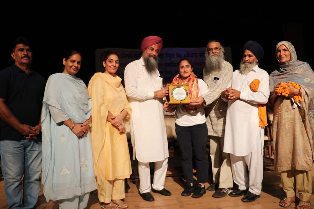 Commonwealth Games bronze medalist weight lifter Harjinder Kaur has been job announced by Punjabi University ਰਾਸ਼ਟਰਮੰਡਲ ਖੇਡਾਂ 'ਚੋਂ ਕਾਂਸੀ ਦਾ ਤਗ਼ਮਾ ਜੇਤੂ ਵੇਟ ਲਿਫਟਰ  ਹਰਜਿੰਦਰ ਕੌਰ ਨੂੰ ਪੰਜਾਬੀ ਯੂਨੀਵਰਸਿਟੀ ਵੱਲੋਂ ਨੌਕਰੀ ਦੇਣ ਦਾ ਐਲਾਨ