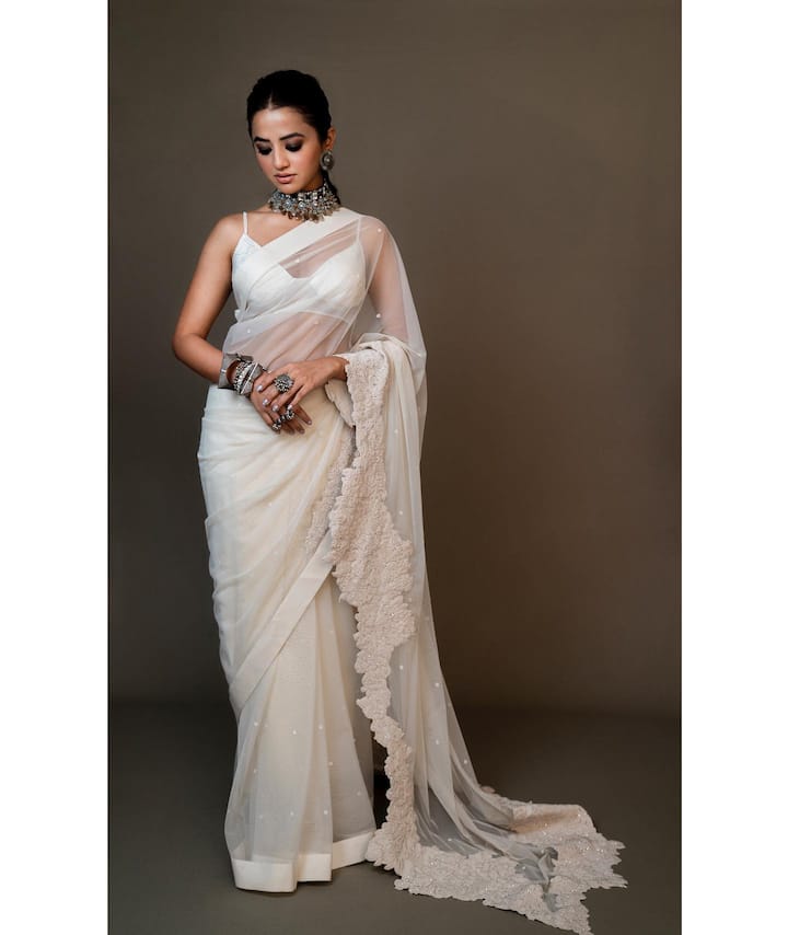 हेली शाह ने अपने लुक को चोकर, इयररिंग्स, रिंग्स और बैंगल्स से पूरा किया है. साथ ही स्मोकी आईज और पोनीटेल से उन्होंने खुद को अट्रैक्टिव टच दिया है.