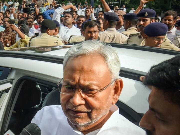नीतीश कुमार (Nitish Kumar) ने बीजेपी-जेडीयू गठबंधन (BJP-JDU Alliance) में अनबन की खबरों के बीच बिहार (Bihar) के सीएम पद से अपना इस्तीफा दे दिया है.