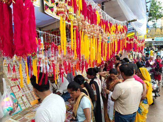 Raksha Bandhan 2022:  छोटी काशी में रक्षा बंधन (Raksha Bandhan) के त्योहार की धूम है. रक्षाबंधन का पर्व भाई-बहन के अटूट प्रेम का प्रतीक है. यs त्योहार हर साल सावन महीने की पूर्णिमा तिथि को मनाया जाता है. इस साल पूर्णिमा तिथि यानी 11 को त्योहार मनाया जाएगा. इधर बूंदी शहर में भी राखी के बाजार सज गए हैं. अकेले नगर परिषद ने शहर के अलग-अलग राखियों की 150 दुकानें आवंटित की हैं. इन दुकानों पर 5 रुपये से 500 रुपए तक की राखियां मौजूद हैं.