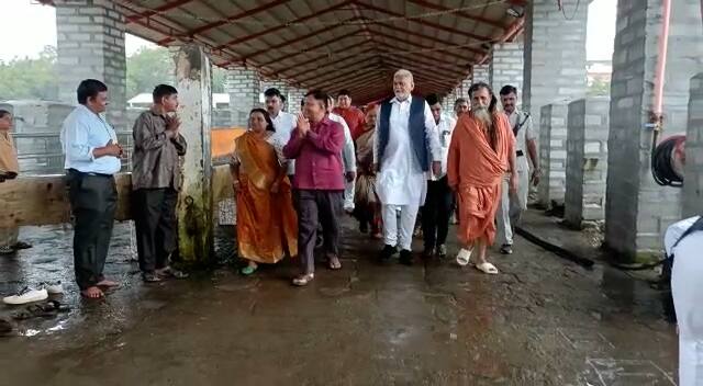 કેન્દ્રીય મંત્રી પરષોત્તમ રૂપાલાએ જંબુસરના કાવી કંબાઈ સ્થિત સ્તંભેશ્વર મહાદેવના દર્શન અને પૂજા-અર્ચના કરી હતી. તેમની સાથે આગેવાનો પણ જોડાયા હતા.