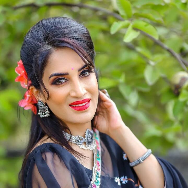 स्मिता अनेकदा पारंपारिक आणि हॉट अशा वेगवेगळ्या लूकमधील फोटो शेअर करत चाहत्यांना अपडेट देते.