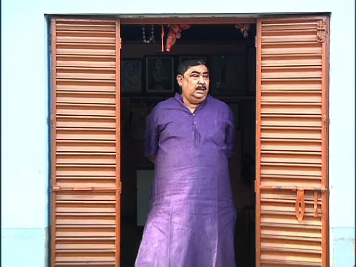 পার্থ চট্টোপাধ্যায়ের পর এবার অনুব্রত মণ্ডল! SSKM হাসপাতাল থেকে বেরনোর সময় অনুব্রত মণ্ডলকে উদ্দেশ্য করে উড়ে এল ‘গরু চোর’ বিদ্রূপ !