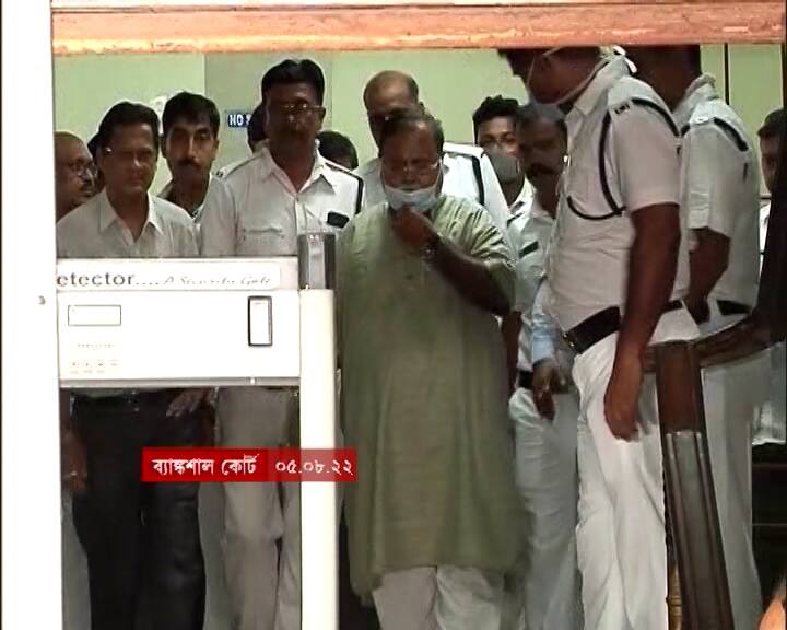 এরপর, গত মঙ্গলবার জোকা ESI হাসপাতালে স্বাস্থ্য পরীক্ষা করাতে গেলে পার্থ চট্টোপাধ্যায়কে লক্ষ্য করে জুতো ছোঁড়েন এক মহিলা।