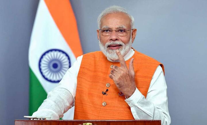 ২০২১-এর মার্চ পর্যন্ত মোদির অস্থাবর সম্পত্তির পরিমাণ ছিল ১ কোটি ৯৭ লক্ষ ৬৮ হাজার ৮৮৫ টাকা। ২০২২-এর ৩১ মার্চ পর্যন্ত তা বেড়ে হয়েছে ২ কোটি ২৩ লক্ষ ৮২ হাজার ৫০৪ টাকা। ফিক্সড ডিপোজিট, ন্যাশনাল সেভিংস সার্টিফিকেটস, জীবন বিমা, গহনা, ব্যাঙ্কে জমা টাকা এবং হাতে থাকা নগদ মিলিয়ে মোদির অস্থাবর সম্পত্তির এই হিসেব দেখানো হয়েছে।