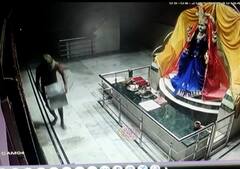 Jabalpur News: मां देवी से क्षमा मांगकर चोर ने चुराई मंदिर की दान पेटी, सोशल मीडिया पर वायरल हुआ वीडियो