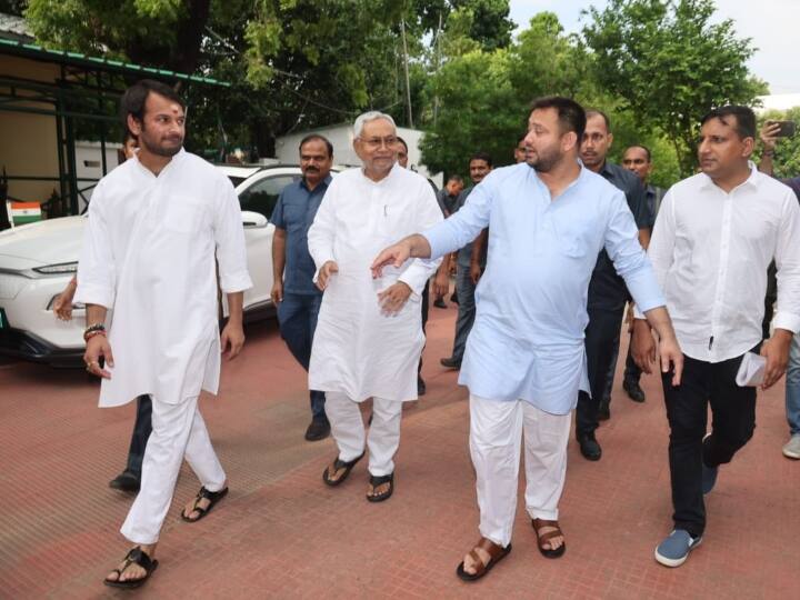 मंगलवार को ही जब सीएम नीतीश कुमार अपने विधायकों के साथ बैठक कर रहे थे तब ठीक उसी समय तेजस्वी यादव ने अपनी मां और पूर्व मुख्यमंत्री राबड़ी देवी के आवास दस सर्कुलर रोड पर बैठक बुलाई जिसमें वाम दल और कांग्रेस हिस्सा ले रहे थे.